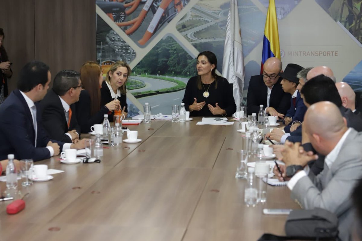 hbplay1's tweet photo. #HbPlayInforma
En Bogotá, la gobernadora Marcela Amaya,junto con los representantes a la Cámara por el Meta,Alejandro Vega y Jennifer Arias, se reúnen con la ministra de Transporte,Ángela María Orozco,y el viceministro Infraestructura, Manuel Gutiérrezy delegados de la ANI https://t.co/RYdhP4HPOq