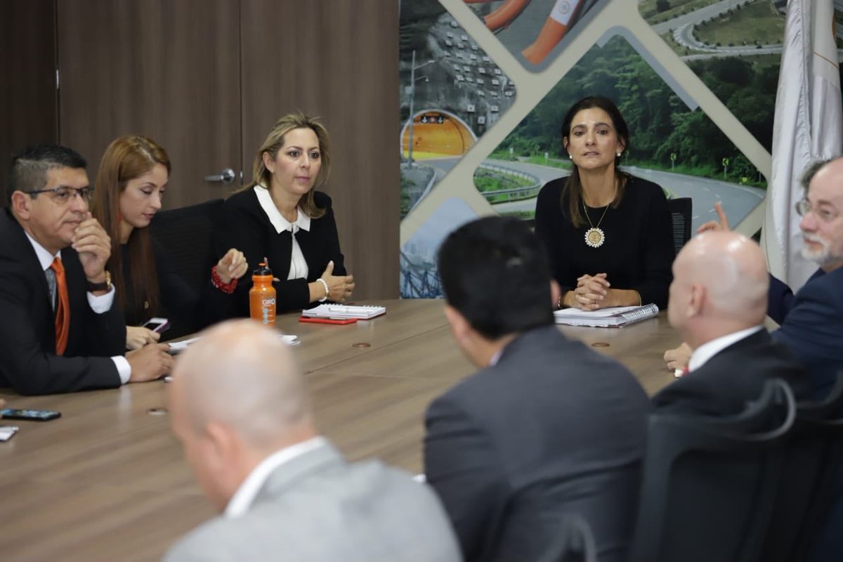 hbplay1's tweet photo. #HbPlayInforma
En Bogotá, la gobernadora Marcela Amaya,junto con los representantes a la Cámara por el Meta,Alejandro Vega y Jennifer Arias, se reúnen con la ministra de Transporte,Ángela María Orozco,y el viceministro Infraestructura, Manuel Gutiérrezy delegados de la ANI https://t.co/RYdhP4HPOq
