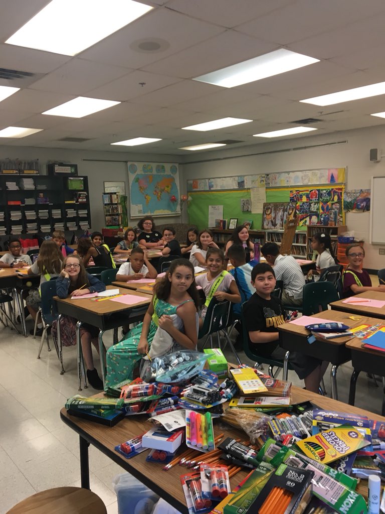 Yezzisclass's tweet photo. Fun in fifth grade!#tmeseagle https://t.co/LlKoJdHP8h