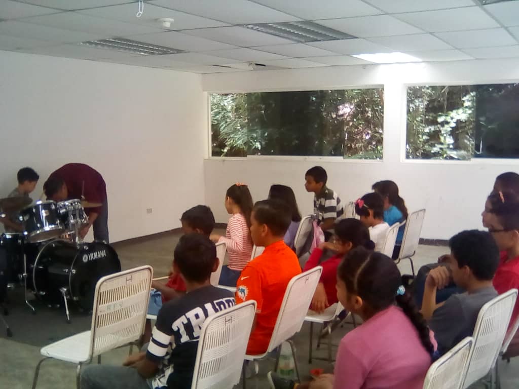Incesocialista's tweet photo. #NoticiaInces | Junto a la fundación Movimiento Notas en Red se forman a niños de Caricuao (+leer) https://t.co/On49tXrIKC https://t.co/K1lt9He0Nn
