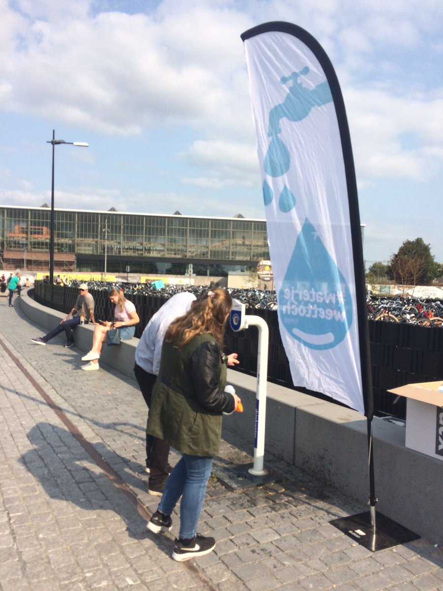 Vanmiddag opening watertap op t Burg Stekelenburgplein: 150 bidons uitgedeeld bij het station. Wat een leuke en positieve reacties! De mensen zijn echt blij met de bidon en de watertap💧 #waterjeweettoch #jogg <a href="/gemeentetilburg/">gemeentetilburg</a> @BrabantWater <a href="/Jointhepipe/">Jointhepipe</a>