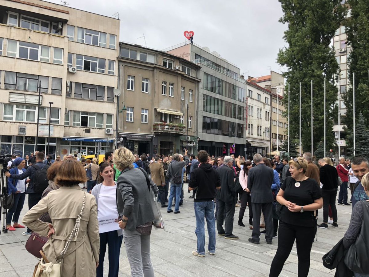 bhnovinari's tweet photo. Protest novinara danas u #Sarajevu protiv napada na medijske radnike u BiH! #stopnasiljunadnovinarima #novinarstvonijezločin https://t.co/oSRsxLuo4f