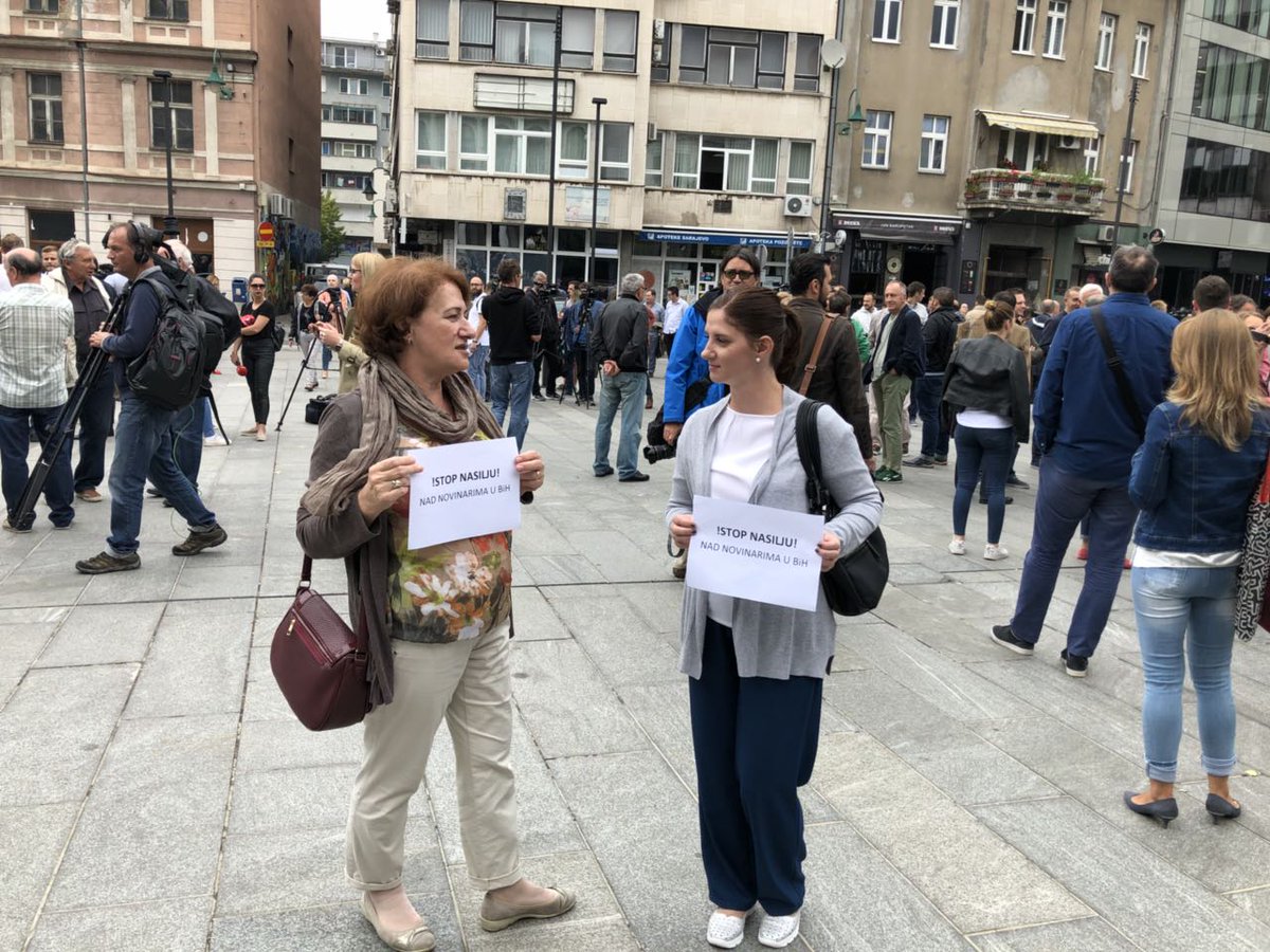 bhnovinari's tweet photo. Protest novinara danas u #Sarajevu protiv napada na medijske radnike u BiH! #stopnasiljunadnovinarima #novinarstvonijezločin https://t.co/oSRsxLuo4f
