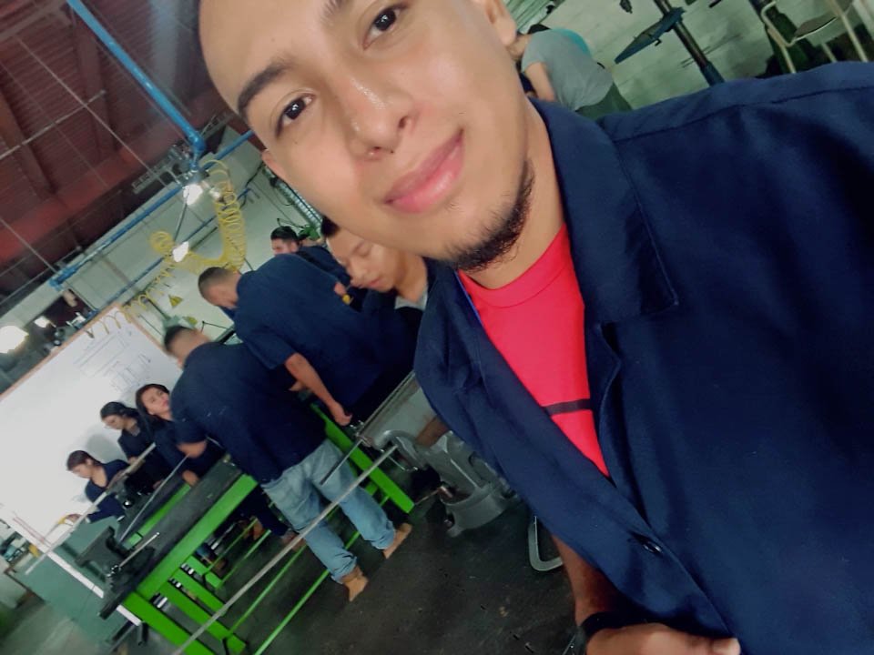 LeagueCa's tweet photo. Neri Manuel Andino es uno de los jóvenes beneficiados en @LeagueCa con estudio y trabajo, esta idea nace con la finalidad de que jóvenes en riesgo de caer en pandillas y otros grupos puedan tener la oportunidad de trabajar y estudiar una carrera en técnica en @UDBelsalvador.
#LCA https://t.co/EC2KUNqRv5