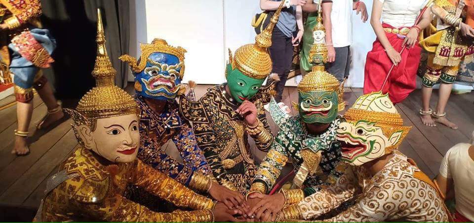 sokhomsmile's tweet photo. KPOP and CULTURE ? I love both . I'm fan kpop but I never forget what I am . I'm Cambodian so I know my culture well . I love Cambodia ❤ I love my culture ❤ I love Lakhorn Khorl ❤
#Cambodia 🇰🇭
#ItisCambodiaCulture 🇰🇭 https://t.co/8xQrErcK7V