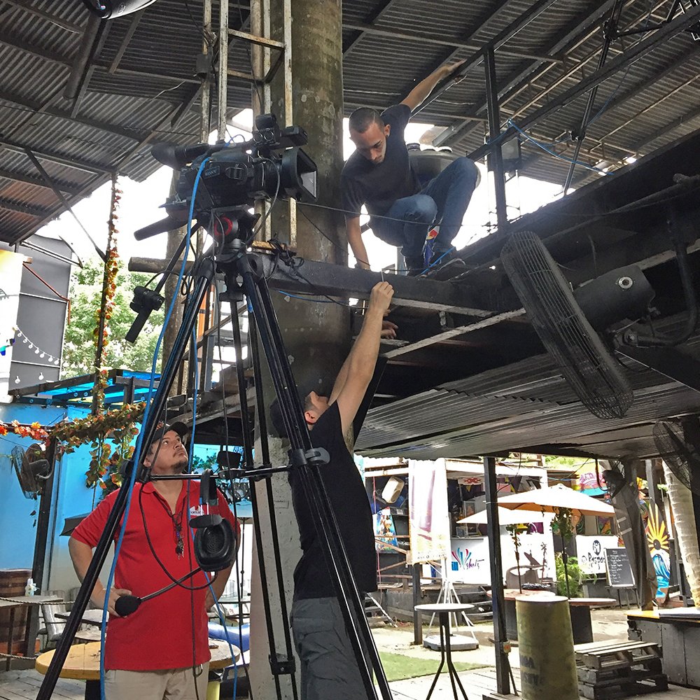 ClaxonMedia's tweet photo. Claxon·Media, parte del equipo de cámaras y producción local de la “Final Nacional Panamá 2018 - Red Bull Batalla De Los Gallos” Puedes ver el LIVE en el Canal de 📺YouTube: Red Bull Batalla De Los Gallos 📍@chilloutpma https://t.co/CWzRf0mcbc