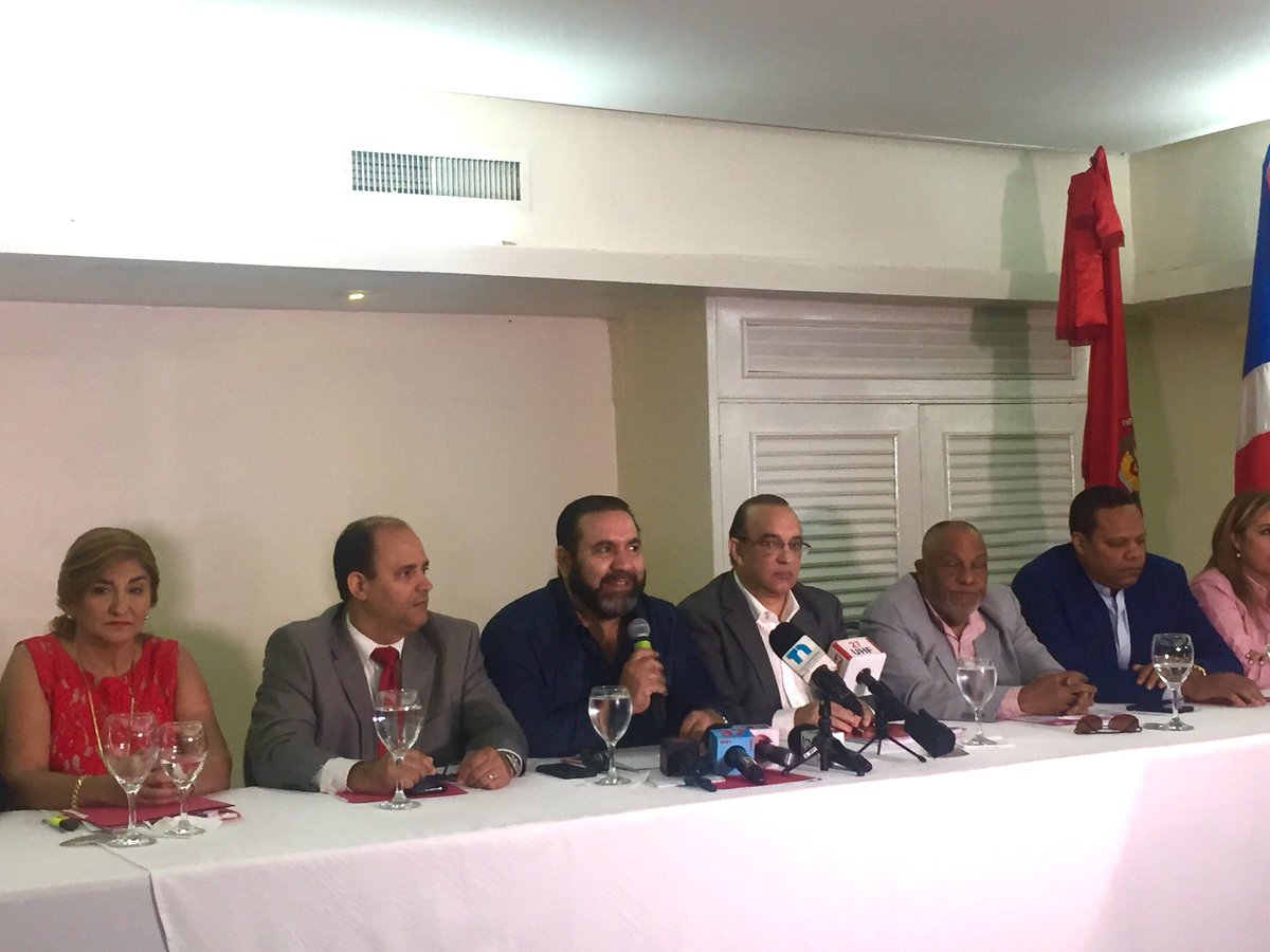 PartidoPRSC's tweet photo. El Secretario General @RogelioGenao junto a la mesa principal se dirige a la prensa nacional. https://t.co/lG08BaHVQ1