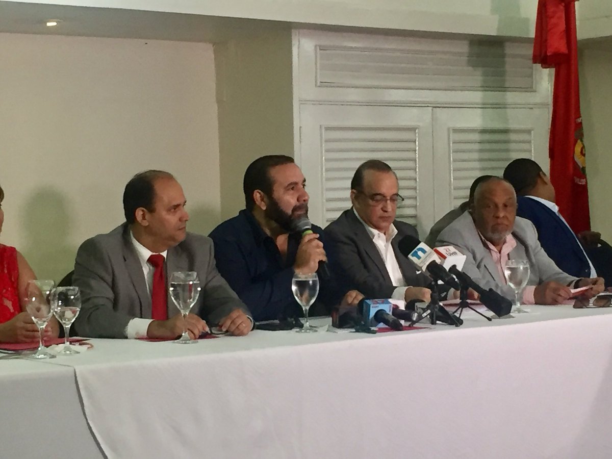 PartidoPRSC's tweet photo. El Secretario General @RogelioGenao junto a la mesa principal se dirige a la prensa nacional. https://t.co/lG08BaHVQ1