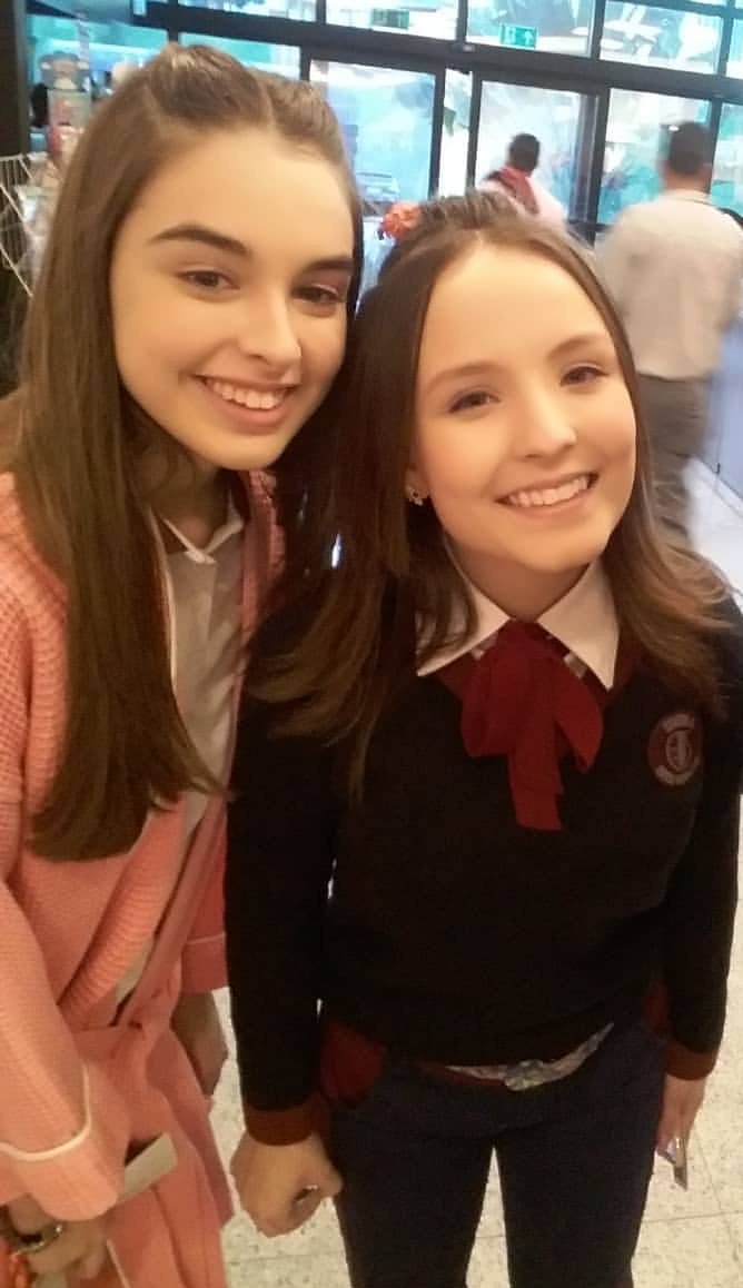 fashiondelfino's tweet photo. Amizade de 10 anos namoral eu amo essa garota #MPN #LarissaManoelaIG https://t.co/hI2rvafajn