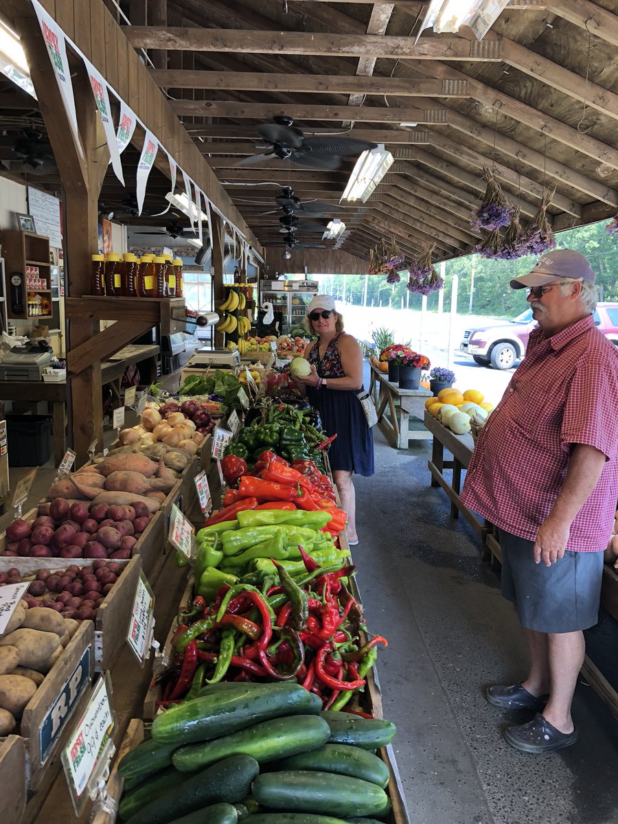 JeanRagalieRD's tweet photo. Went to the farm w #ChefRichard and met #FarmerJoe #FarmLife #Thankafarmer #wherefoodcomesfrom #farmtotable https://t.co/VTmSLrTknq