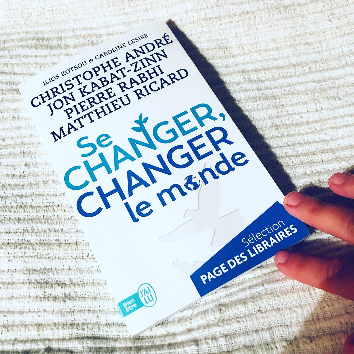Manon_be's tweet photo. Après cet acte fort de #NicolasHulot, le message est clair... il faut passer à l’action, le monde ne nous attend pas, au contraire, notre #Terre nous alerte ! 🌎

👉 Et pour passer à l’#action....

Un livre CREA qu’on ne peut que #recommander ?

📖> SE CHANGER, CHANGER LE MONDE https://t.co/qpVNXiRsyR