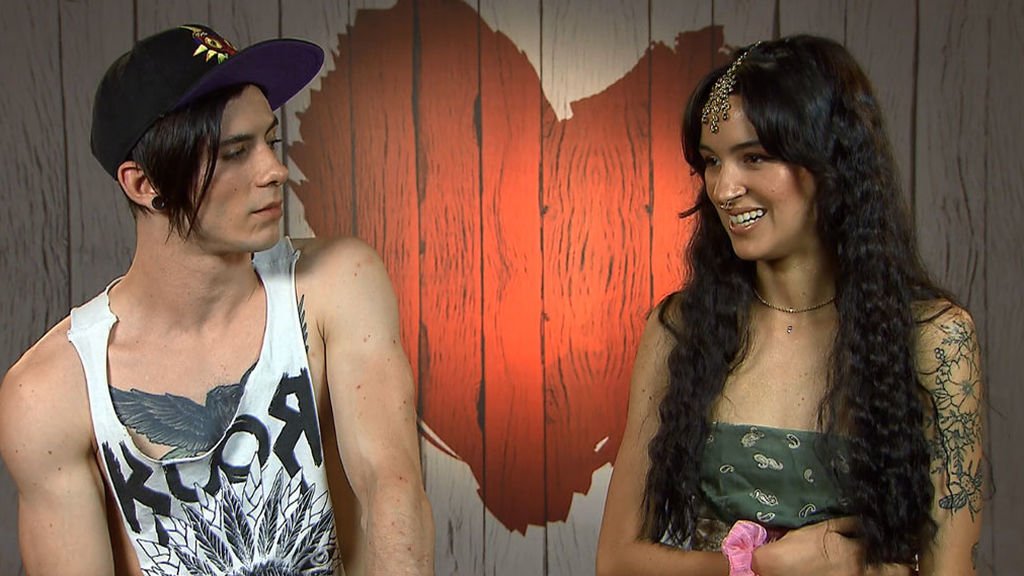 cuatro's tweet photo. Manuela, sobre Sperk: “Me lo he pasado bien en la cita, me gusta la gente borde” #FirstDatesBeach2 https://t.co/WWe0UXPpn6 https://t.co/MnUXzUmXOO