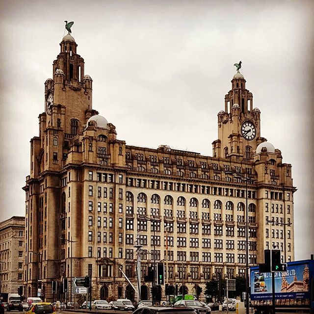 whatktwrotenext's tweet photo. A walking to work snapshot for the #augustbreak2018 #window prompt. Love that the passing lorry in the foreground has a picture of the same building on. #urbanlandscape #architecture #liverpool https://t.co/m6F5f00kwv https://t.co/FnGA0TPuXW