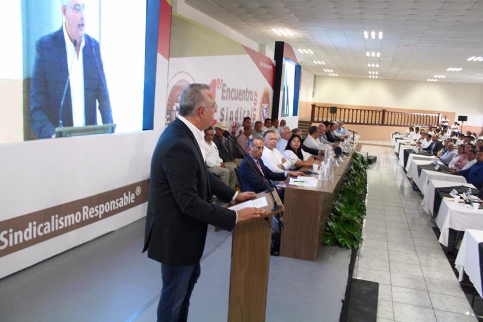SETRA_COAH's tweet photo. En representación personal de @mrikelme el Secretario del Trabajo @RomanCepeda inauguró el #PrimerEncuentroSindical2018; en compañía de Secretarios Generales y Delegados de la #CTM
#ImpulsandoCoahuila
#FuerteCoahuilaEs
#AgendaLaboral
#RomanCepeda https://t.co/Z63grRTdc1