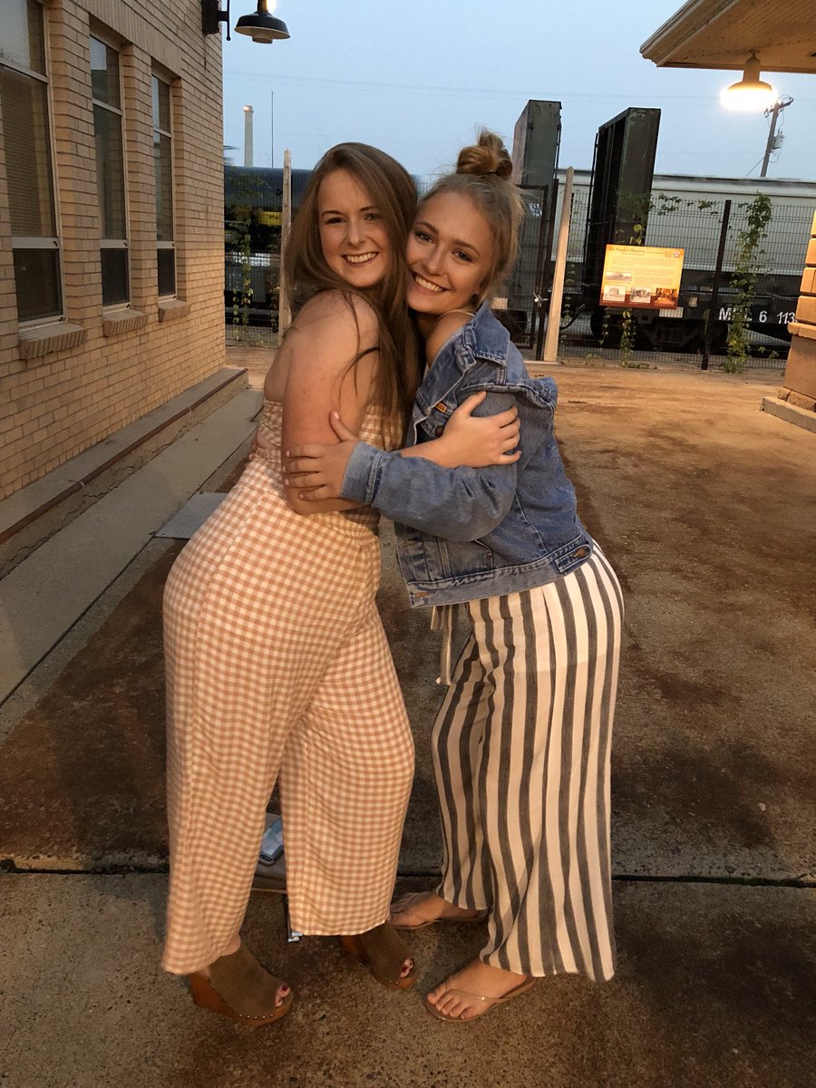 AOkragly's tweet photo. HAPPY BIRTHDAY BABE ❤️❤️❤️🎂🎁🎉🎈love you! 😘 Hope you have an amazing day! https://t.co/ZnIfXipDts