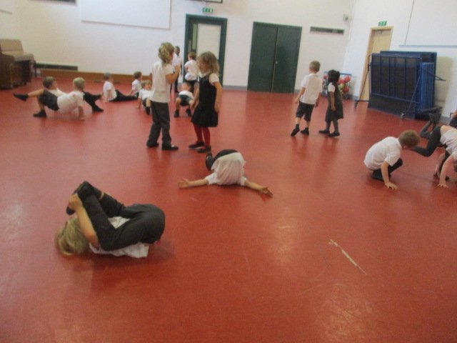 lawps's tweet photo. #p1clawps creating and copying balancing shapes with our partners #basicmoves #pe #balance #cooperation #teamwork https://t.co/aard5VQx7X
