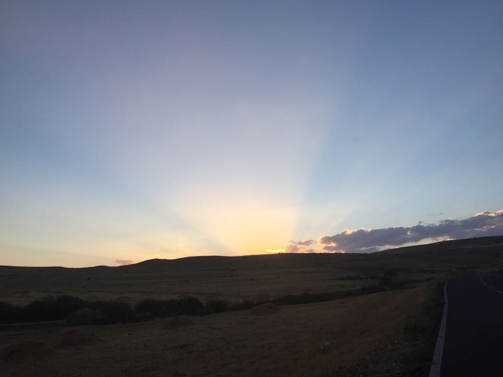 aslnkubra_'s tweet photo. Bir gökyüzü düşün. Uçsuz bucaksız. Bir bakıyorsun masmavi, bulutlarla kaplı, bir bakıyorsun gün batımı turuncu bir ton kaplamış etrafı, bir bakıyorsun gece çökmüş yıldızlar ve ay eşsizleştirmiş gökyüzünü.. #nofilter #noefect https://t.co/IpeipYsPxJ