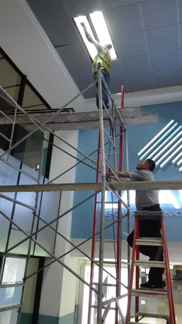 FrancisArguetaA's tweet photo. Estamos trabajando ya, en la iluminación del Aeropuerto La Aurora. Dentro de la terminal y próximamente las afueras tendrán una iluminación adecuada. Las acciones entre pequeñas y grandes las iremos viendo hechas realidad. Mucho por hacer! Pero todo es posible. #AlRescateDelAILA https://t.co/PKa3TeXLRE