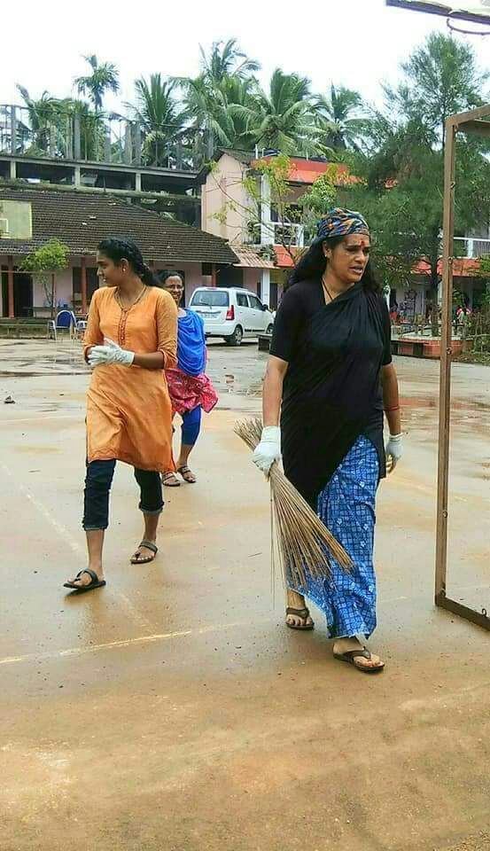 jini_js's tweet photo. Comrade C S Sujatha #cpimkerala 
State committee member and former MP engaging in cleaning activities.

#Weshallovercome
#KeralaFloods https://t.co/5CbRF1tzSB