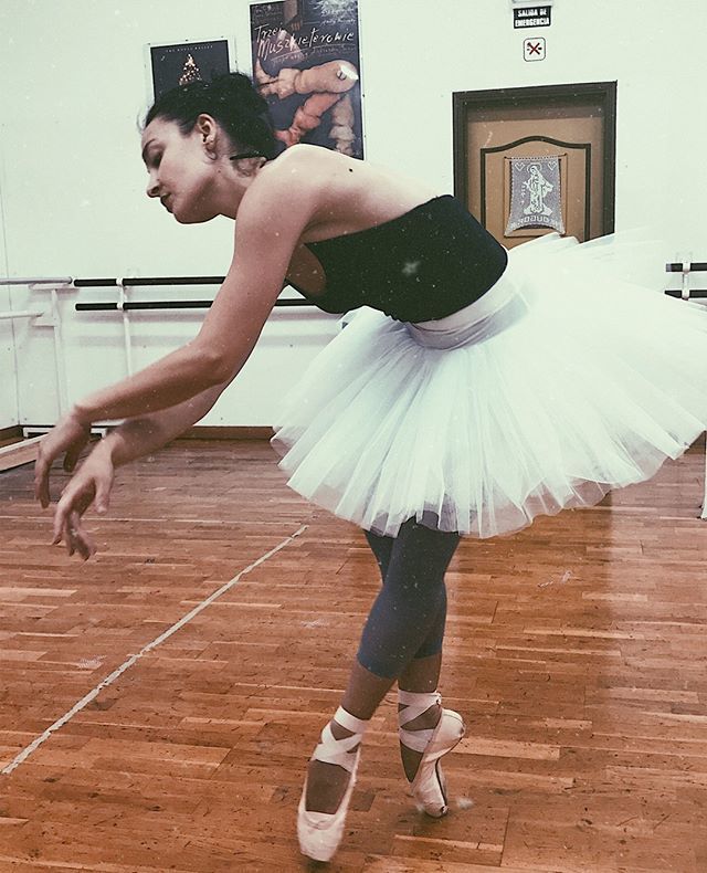 NeoBallet's tweet photo. Flavia @fla.arriola rehearsing the dying swan!
.
.
.
#ballet #neoballet #dance #dancer #dancers #ballerina #pointeshoes #balletdancer #london #instadance #instaballet #live #dancersofinstagram #dancerslife #create #inspire #movement #modernballet #ballet… https://t.co/0kEieqwFN2 https://t.co/uqkvvwAC7s