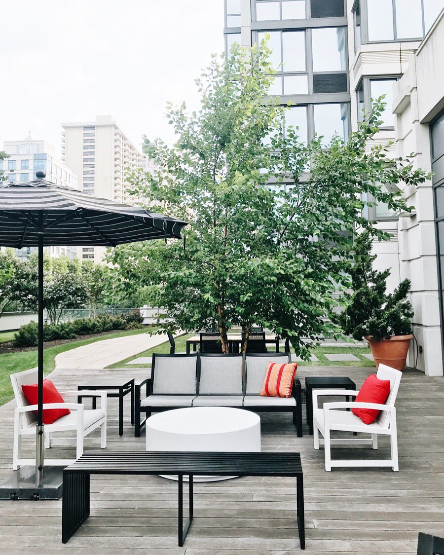 CABANACOAST® patio furniture can be found all over North America, including this stylish apartment building in Manhattan! A wonderful design courtesy of Linowes Design Associates!
#outdoorpatio #patiofurniture