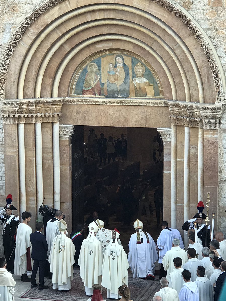 laquilarinasce's tweet photo. Per #Sat2000, @santangelo_s commenta le celebrazioni della #Perdonanza numero 724 @ComuneLAquila @mariacattini @santangelo_r @luca_rocci @PierluigiBiondi #LAquila #Abruzzo #PerdonanzaCelestiniana #Aq https://t.co/PEywtPoylb