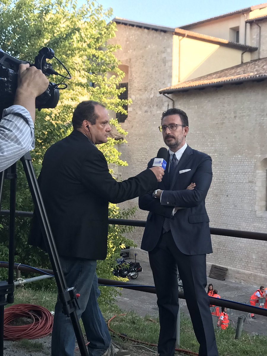 laquilarinasce's tweet photo. Per #Sat2000, @santangelo_s commenta le celebrazioni della #Perdonanza numero 724 @ComuneLAquila @mariacattini @santangelo_r @luca_rocci @PierluigiBiondi #LAquila #Abruzzo #PerdonanzaCelestiniana #Aq https://t.co/PEywtPoylb