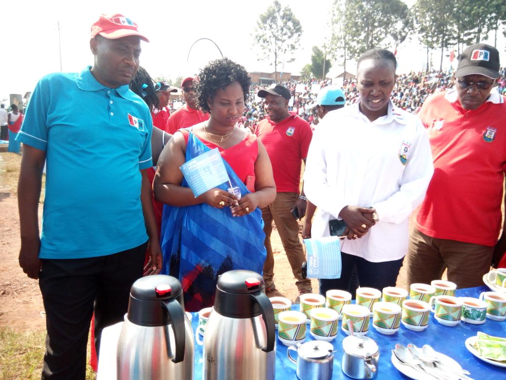 rulindo_Fpr's tweet photo. Uyu munsi kuwa 28/08/2018,
Ibikorwa byo kwamamaza abakandida Depite b'Umuryango FPR INKOTANYI @rulindo_Fpr byakomereje mu mirenge ya Kinihira na Cyinzuzi, abanyamuryango bari bafite morale nyinshi https://t.co/C7YAMiquVd