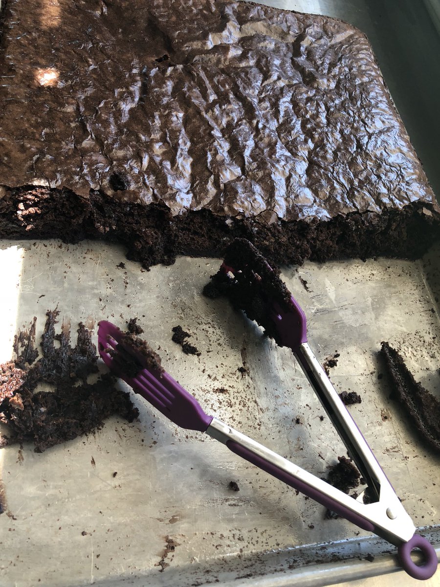 TheSugarShack12's tweet photo. When you’re at an event and realize you have no cutting utensils whatsoever. https://t.co/M8lsZVhtHQ