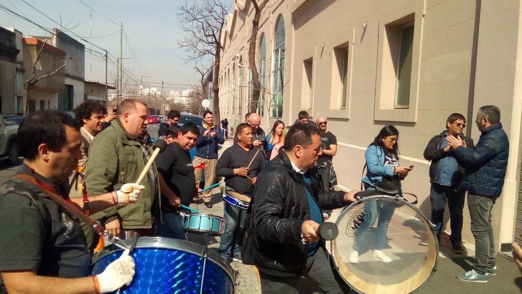 GremialesC's tweet photo. La mejor militancia es defendiendo los puesto de trabajo Basta de Despidos en el Call Center  Aegis SA. 
Basta de persecución sindical 
Sindicato de Comercio en defensa de los derechos de los trabajadores!!!!!! https://t.co/AAUN6Qf0aO