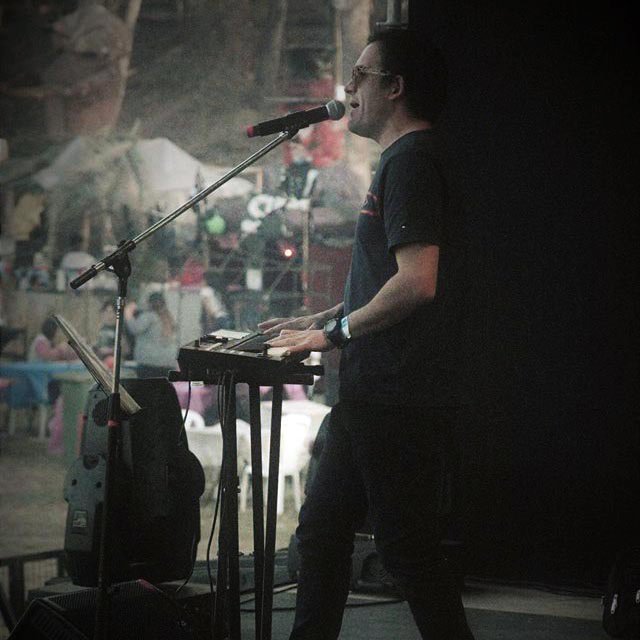 pasajerosmusica's tweet photo. Andrés de Casas​ los teclados de @lospasajerosdelscensor Ph Pablo G​ #Teclados #Piano #Sintetizador #Synthesizer #Songwriter #DigitalSounds #PianoMan #PasajerosMúsica #Canciones #Rock #Pop #Funk #Folk #TonyBanks #HughBanton https://t.co/lcjlYyzCDx