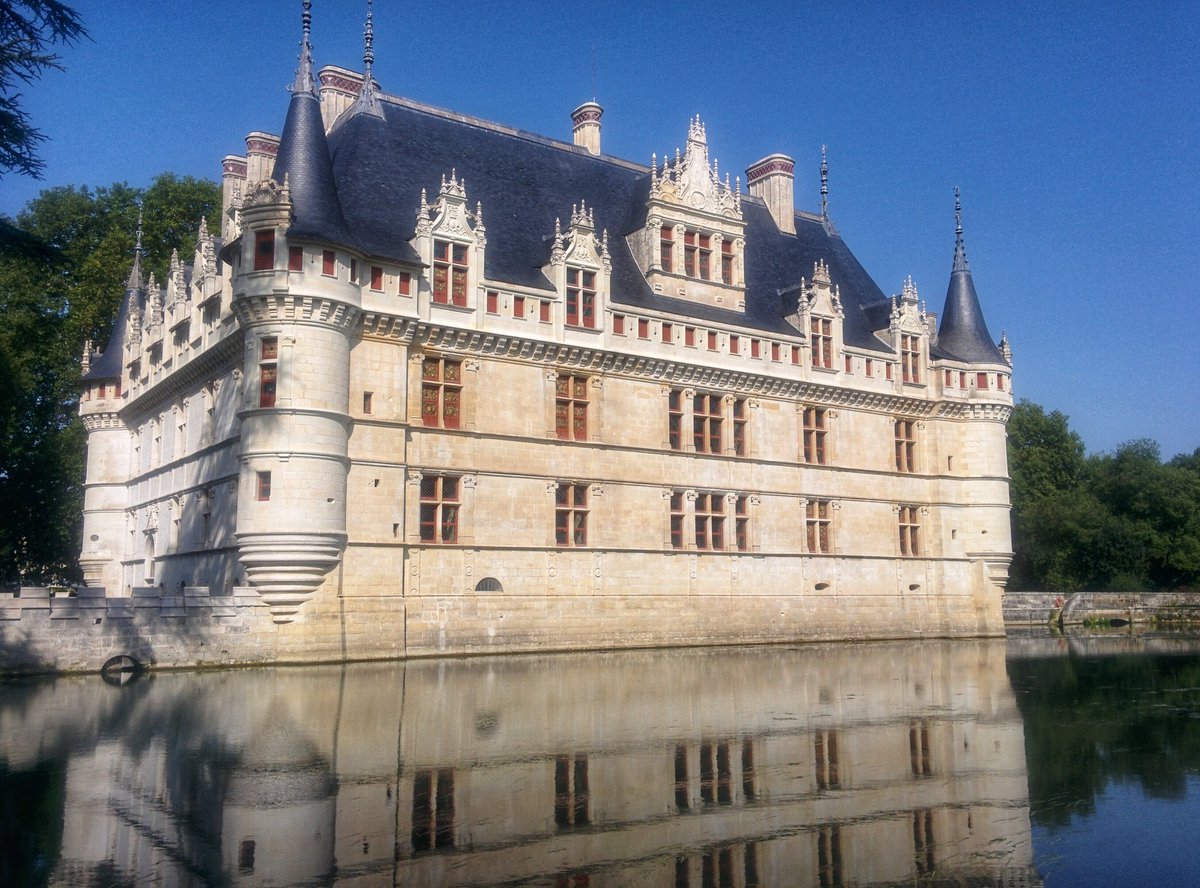 LarisaFoto's tweet photo. Le château d'Azay-le-Rideau, une icône du nouvel art de bâtir du Val-de-Loire au XVIème siècle. Le 28 août 2017. #photography #instaphotography #instaphoto #holiday #instacation #France #Loire #indreetloire #Indre #castle  #culture #architecture #skyporn #blueskies #500pxrtg https://t.co/npth7tX7uc