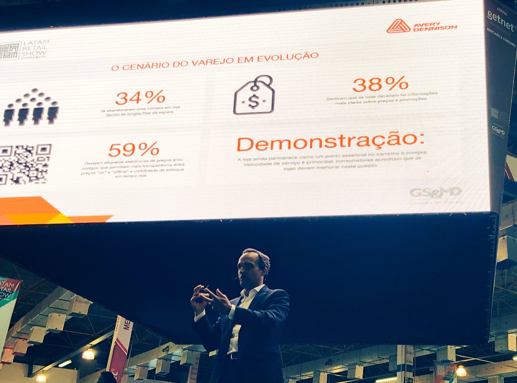 julievargasad's tweet photo. @teixeiraemelo, VP RFID de @averydennison no palco em São Paulo no #LatamRetailShow compartilhando o poder de RFID no varejo. #rfid #flowoverfriction https://t.co/OmhaWWZRvm
