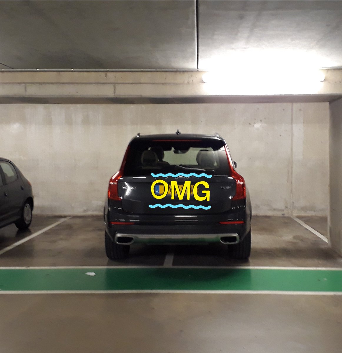 JosMoesmanjr's tweet photo. Wil het lukken?! Ik zag de chauffeur inparkeren en daarna links en rechts kijken. Net alsof-ie dacht 'Moet ik hier nog wat aan doen? Naaah.' Toegegeven, ik vraag me af of de auto wel in één vak past. #parkfail #foutparkeren https://t.co/s2VzH0F9Y8