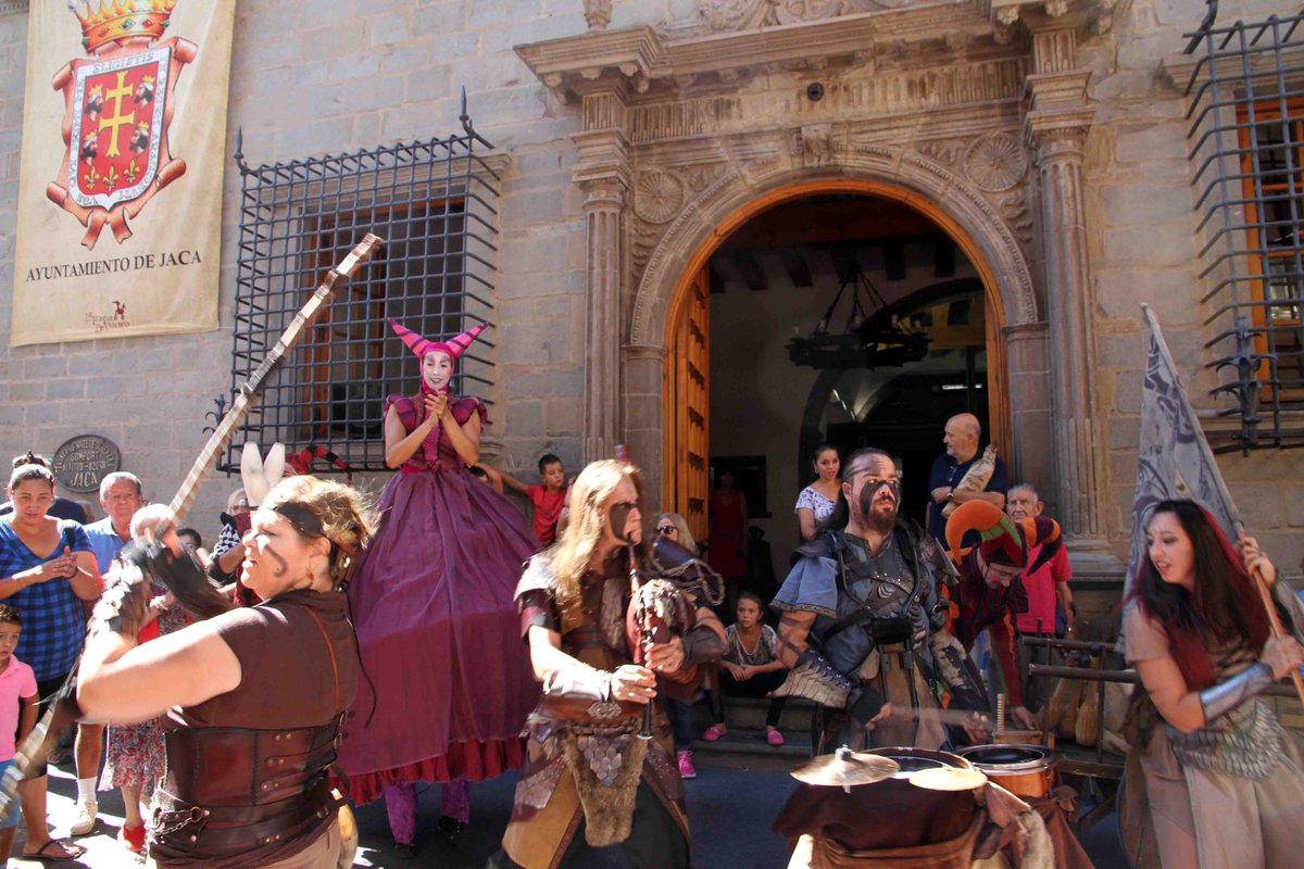 festivalcamino's tweet photo. Artesanos, gastronomía, oficios antiguos, ambientación hebrea, musulmana o cristiana... ¡No te lo puedes perder! Hasta el jueves día 30 te esperamos en el #MercadodelasTresCulturas por las calles de #Jaca. #FICS2018 @DPHuesca @cJacetania @AytoJaca
https://t.co/yNWZzxoc0Q https://t.co/SaX7geFL2c