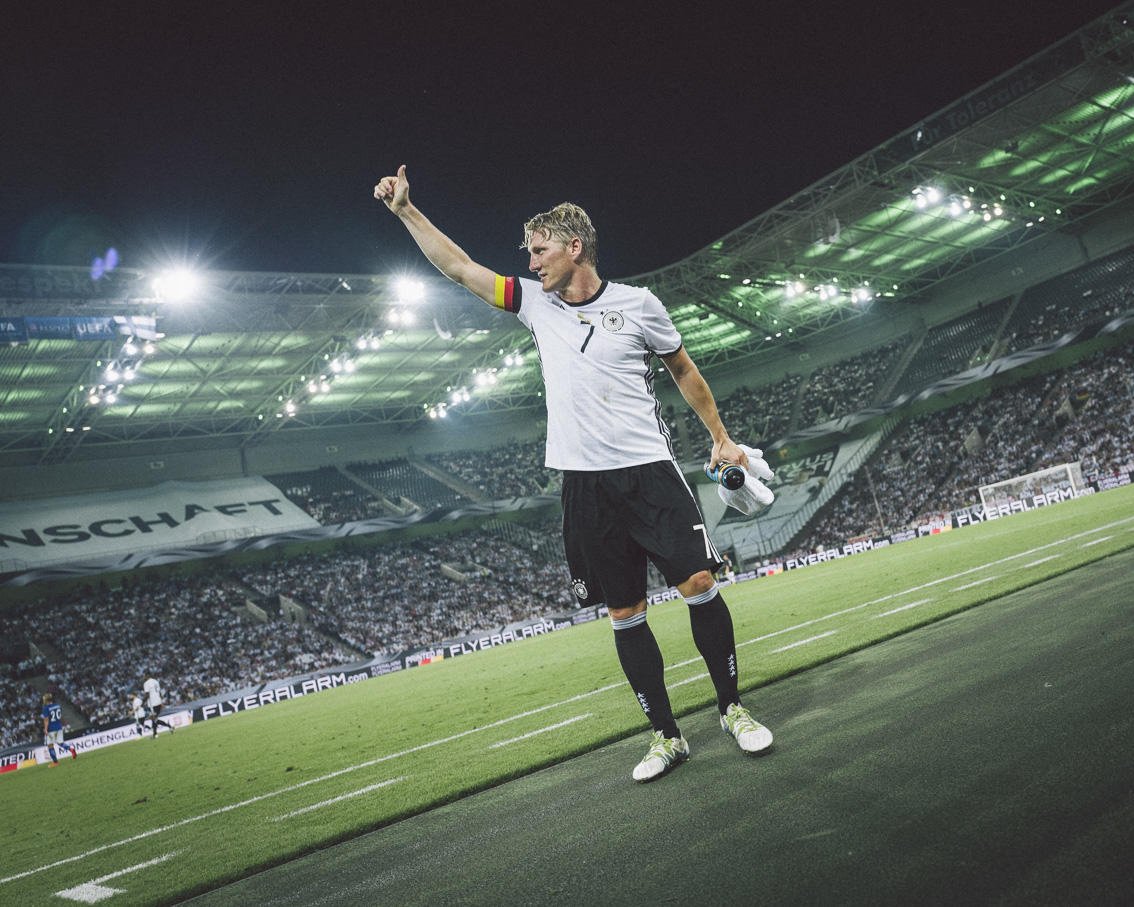 DFB_Team's tweet photo. Genieß den heutigen Abend in deiner Heimat, @BSchweinsteiger 🙌🏼😍 
#ServusBasti #FCBCHI @FCBayern https://t.co/zQGWxKp9el