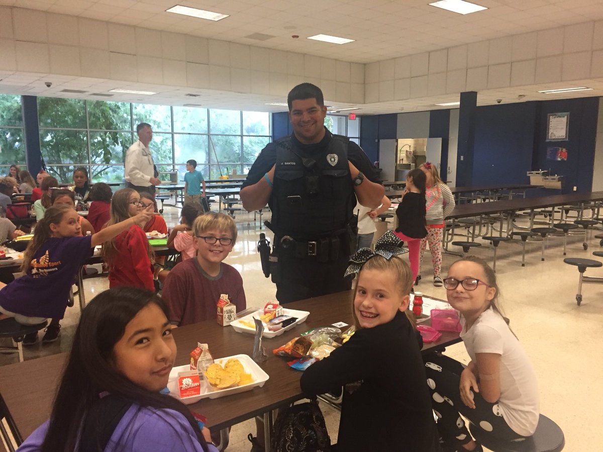 EdWhiteEstem's tweet photo. Thank you to Officer Santos for helping out our school today! https://t.co/bzwGDJ047p