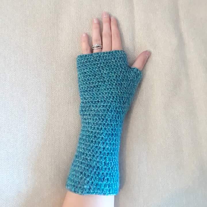 CMC_crochet's tweet photo. I am making a pair of fingerless gloves this afternoon. If you want a pair of your own message me! Custom colors available. 

https://t.co/ofWhwqWfTJ

#crochet #handmade #etsy #fingerlessgloves #fallfashion #fall https://t.co/1bL8WXkHXQ