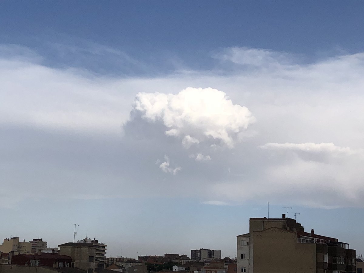 beacalerog's tweet photo. Nubes en Albacete! @tiempobrasero https://t.co/fiSKty3ufK