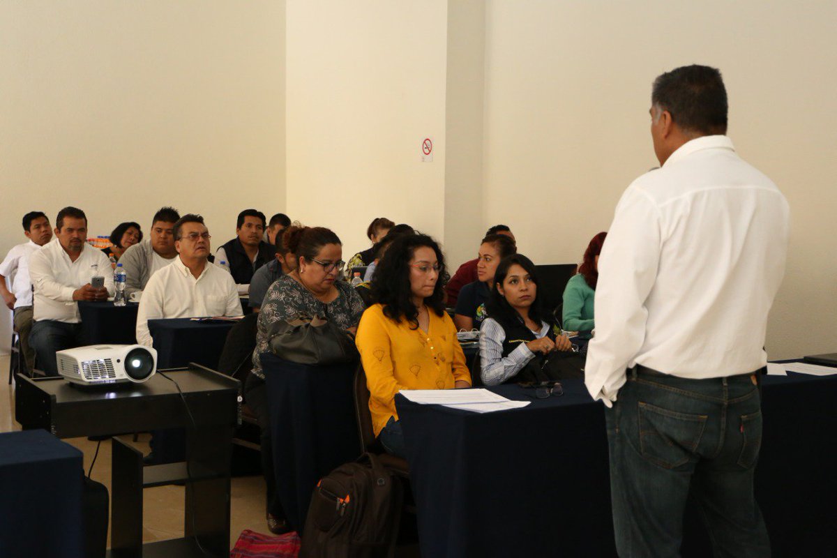 Alaide_Difusion's tweet photo. Concurrido se encuentra el taller inaugurado por el Secretario @joaquin_GA enfocado a apoyos a Pequeños Productores. #Pesa2018 #ProductoresVeracruzanos https://t.co/T8RbXStQK1