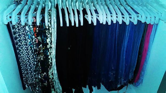 O visual fica mais limpo com os cabides padronizados e facilita na hora de escolher a roupa😉 #cabides #companhiadoscabides #organiza #organize #hangers #ficaadica #job #riodejaneiro