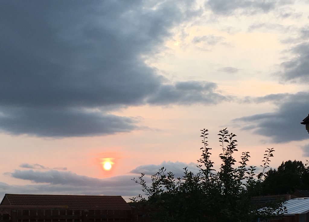 AimeeRobson4's tweet photo. Enjoying my cool down post kettlebells watching this awesome sunset (pictures doesn’t capture its beauty!) #AHPsActive #Shakingoff #Chairshaped #LoveActivity #Sunsetcooldown #bonedensity https://t.co/RSNIs2RA1V