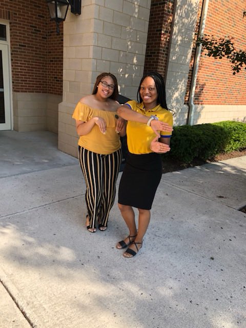 TauDelta_SGRhos's tweet photo. On Tuesday’s we wear royal blue and gold #prettypoodletuesday 💙💛🐩 https://t.co/9fjcRY01zJ