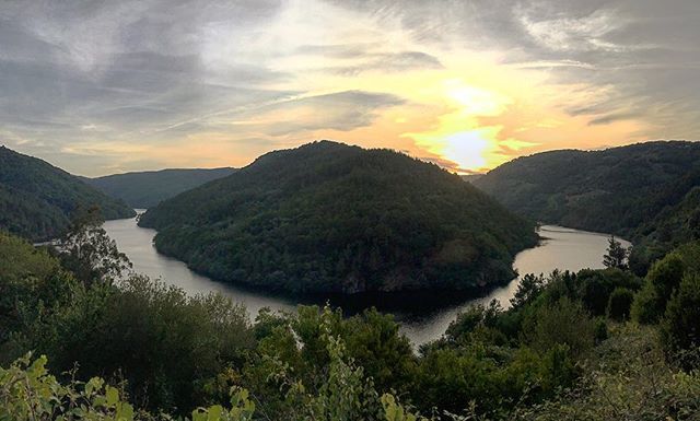 Atardeceres en lugares mágicos -
#veranoimaginaran #tardesdeverano #cargandopilas #sunset #atardecer #nature #landscape #ribeirasacra #damegalicia #galifornia #galiciacalidade ift.tt/2BX6Pi0