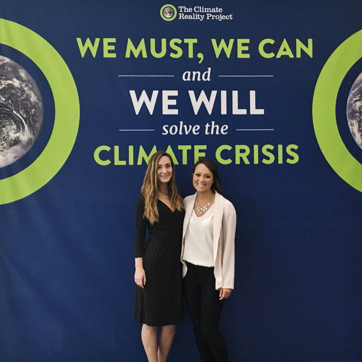 anitraparis's tweet photo. Over 2,500 people being trained in #LA. Feels surreal! @ClimateReality #ActOnClimate #climatechange #climateaction https://t.co/dmRpXsCbWM