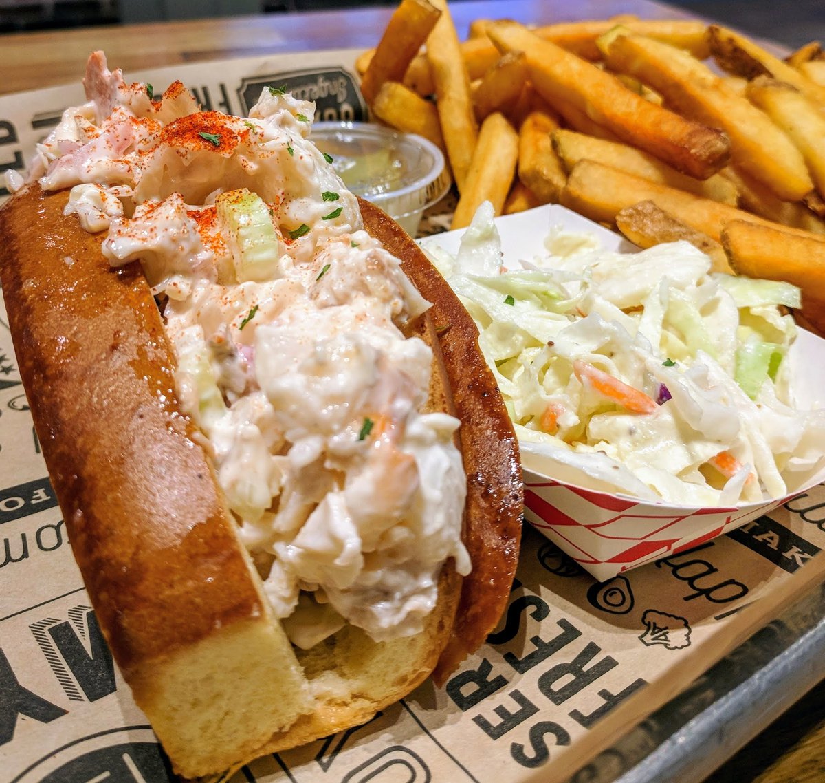 Foodzooka's tweet image. Roll out to Fish Time to catch this lobster-laden lunch! 🦐🥖🥗🍟🌊😎 #fishtime #lobsterroll #glendale #burbank #eaglerock #pasadena #losangeles #lafoodie #lafoodies #laeats #madeinla #hungryinla #discoverla #foodzooka