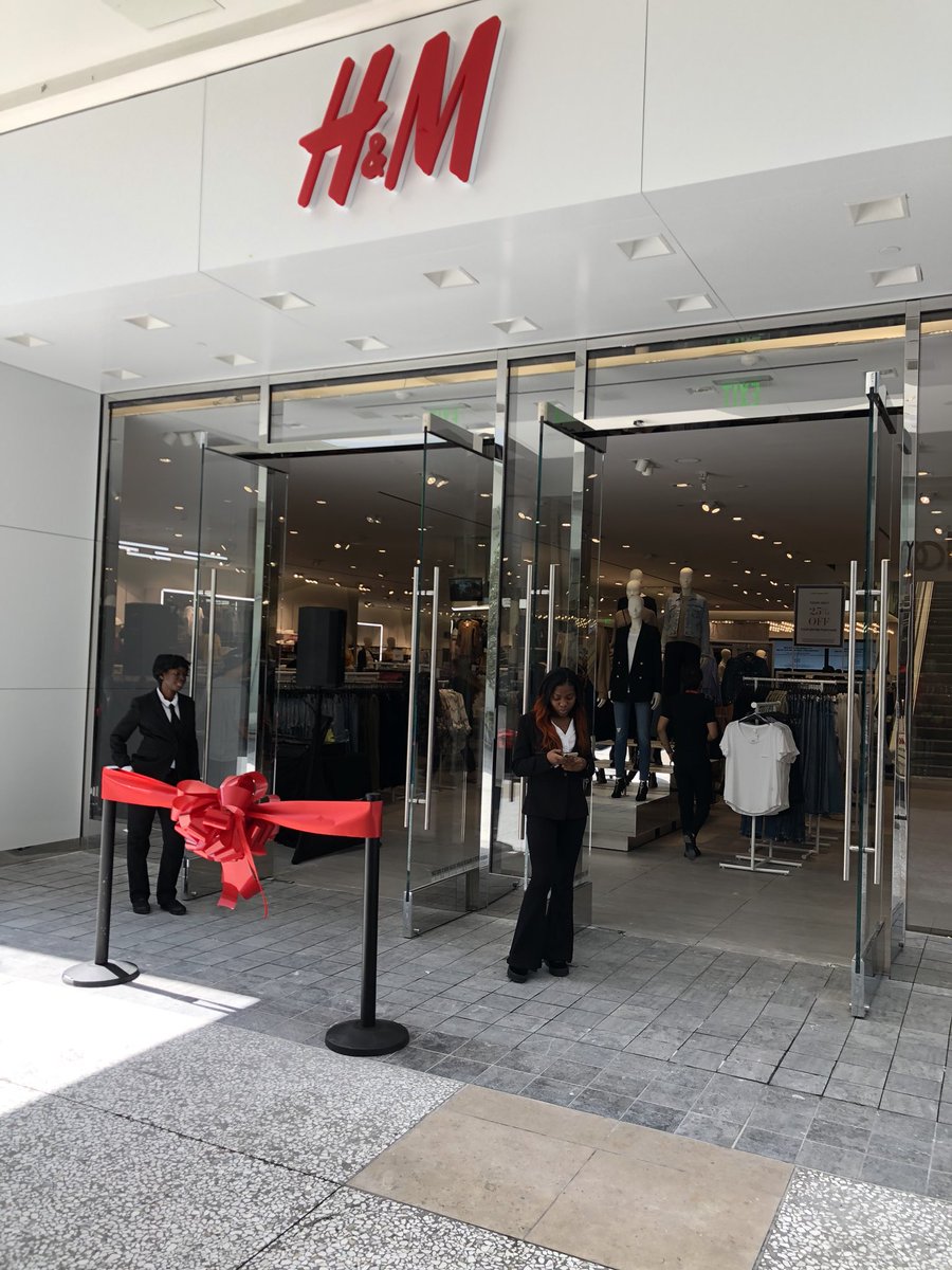 JordanZolan's tweet image. Waiting for the grand opening of the new @hm remodeled store in the @WestfieldCC - the staff looks like they’re having a blast! #retail #malls #clothing