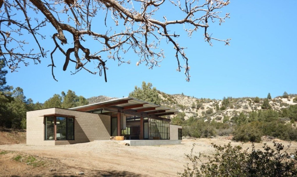 AlexandraMovesU's tweet photo. This house is perfect for California's desert! https://t.co/xHfJzX7KPN https://t.co/QALLQzwlC6