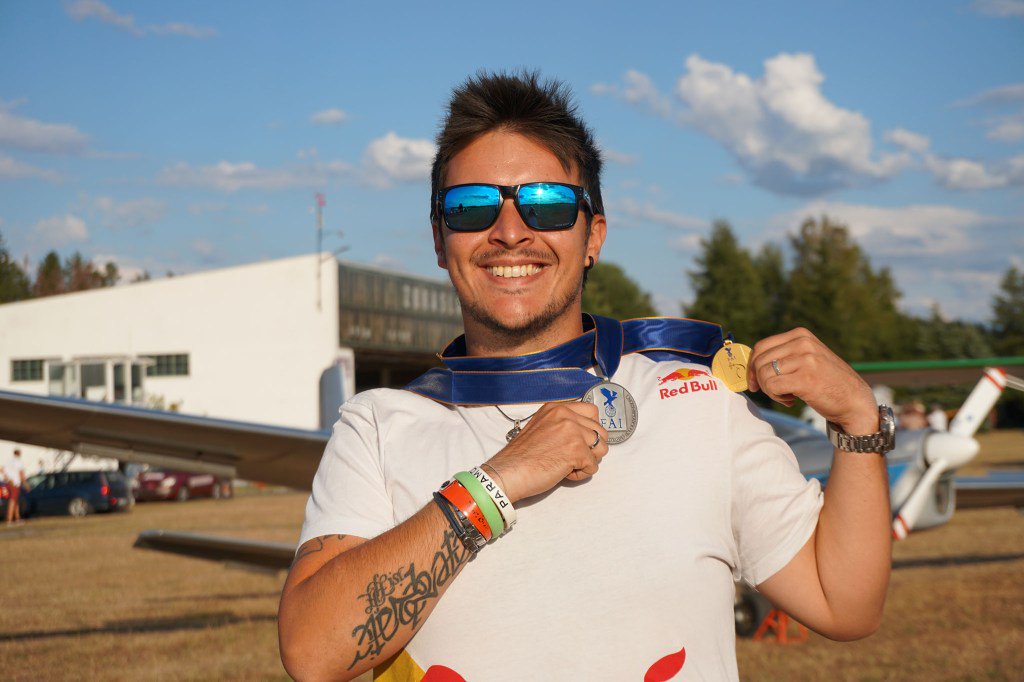 Luca Bertossio si aggiudica una medaglia d'oro e una d'argento al campionato del mondo di acrobazia in aliante (WGAC 2018) fromtheskies.it/oro-e-argento-…