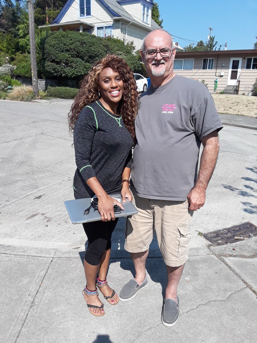 Dan_Wish4's tweet photo. Great to meet our newest Search Wizards Recruiter, the lovely Katrina Touray! @katrinatouray80 #searchwizardslife https://t.co/oM0hzm8hUd